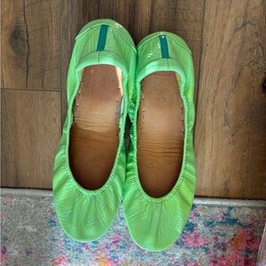 EUC Mint Green Patent Leather Tieks Flats Size 8
